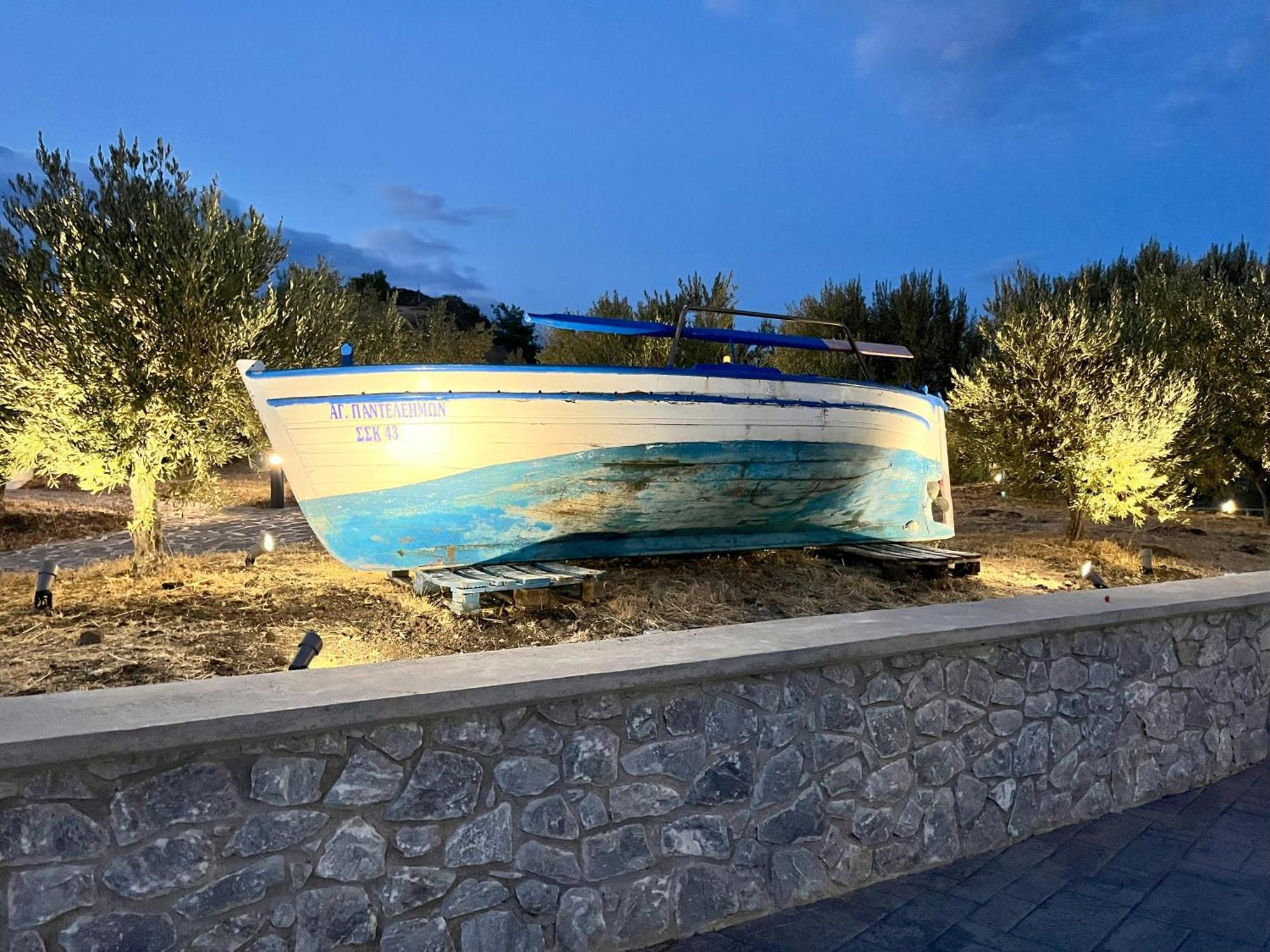 Hotel Defkalion Петра Екстериор снимка
