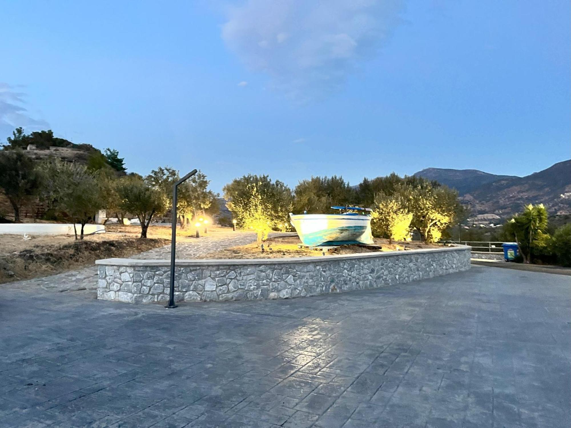 Hotel Defkalion Петра Екстериор снимка